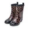 Botas de chuva europeias e americanas moda feminina botas de água sapatos de chuva botas de chuva de tubo médio galochas impermeáveis sapatos de borracha sapatos de água femininos transfronteiriço