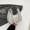 Bolso de axila moderno y popular para mujer 2025 Nuevo bolso de hombro con letras Bolso media luna Bolso de mano versátil para mujer