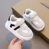 Zapatillas versátiles para niños, de suela blanda, para niños, antideslizantes, nuevos zapatos deportivos para niños de primavera y otoño, zapatos casuales para niñas, zapatos para bebé, marrón simple