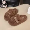 Chinelos Modernos de Tira Única para Cabelos Cacheados Femininos 26 Outono/Inverno Novidades Estilo Selvagem de Nicho Decoração com Tira de Couro Sola Grossa que Aumenta a Altura Sapatos Peludos