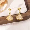 Brincos Geométricos de Zircônia Banhados a Ouro Real Brincos de Design em Forma de Leque de Luxo Acessível Europeu e Americano Brincos de Moda Versáteis e Exquisitos para Mulheres
