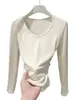 Camiseta feminina de manga longa, corte slim, com decote U amplo, pregas laterais, cintura marcada e barra curva, simples e versátil para usar em camadas