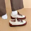 Novos sapatos casuais femininos retrô de outono com sola grossa na cor marrom, versáteis para qualquer look, sapatos femininos 2026 com palmilhas internas que aumentam a altura, tênis de treino alemães
