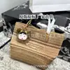 Nuevo bolso de mano de paja de la marca C para mujer, bolso de mano de gran capacidad, moderno y versátil, adecuado para vacaciones y como bolso de playa, con linda decoración de peluche