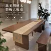 Mesa de comedor grande de madera maciza de nogal negro norte y sudamericano, adecuada para uso doméstico, con un estilo vintage y un nuevo diseño chino, también adecuada como mesa de conferencias larga
