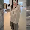 Traje de outono super estiloso para 2026, um conjunto completo de roupas casuais com uma vibe descontraída, composto por uma camisa e calças de perna larga listradas