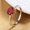 Anillo liso octagonal cuadrado de circón color rojo granada para mujer, chapado en oro de 18 quilates, anillo para el dedo índice, pulsera simple de personalidad retro