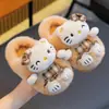 Chinelos de algodão infantis para outono e inverno, fofos e quentes, com forro de pelúcia, design KT, antiderrapantes, sola grossa, adequados para bebês e crianças pequenas, com design de calcanhar fechado