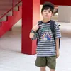 Roupas infantis frescas e respiráveis 2026 verão camiseta masculina, top de desenho animado com letras frescas, camiseta infantil listrada de manga curta com sensação de gelo
