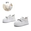 Tênis brancos para mulheres em couro genuíno com sola de espuma, novo modelo de verão 2026, tênis de malha com cadarço duplo, sapatos casuais respiráveis para mulheres