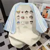 Camiseta Manga Curta Patchwork com Estampa de Letras Desenho e Três Listras para Mulheres, Estilo Casal Verão 2025, Blusa Color-Blocking Estilo College