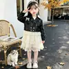 Conjunto de duas peças de jaqueta de couro e vestido de renda estilo coreano para meninas, novo conjunto da moda 2026 para meninas