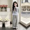 Moda Juvenil 2026 Sudadera con Capucha Falsa de Dos Piezas Manga Larga Estilo Coreano Holgada Elegante Pantalones Largos de Pierna Ancha Conjunto Casual de Dos Piezas