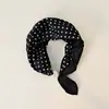 Bufanda Pequeña de Seda Estilo Nuevo con Hebilla Magnética Perezosa y Tacto de Alta Gama, Cadena de Perlas para Clavícula para Mujer, Bufanda Pequeña con Elemento de Carruaje de Lunares Paisley