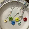 Colar Flor de Esmalte Azul Colorido com um Design Fresco e Moderno, Corrente Versátil para a Clavícula