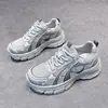 Zapatos de papá de suela gruesa de venta caliente en verano, zapatillas de malla transpirable para mujer, nuevos zapatos casuales de plataforma de moda de otoño 2026