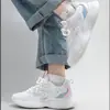 Zapatos deportivos casuales populares para mujer, nuevo modelo de verano 2026, malla transpirable, bloques de color, suela gruesa, con cordones, versátiles zapatillas para correr