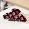 YHJ Acessórios de Cabelo Novo Grampo de Cabelo Xadrez de PVC Alto Sentido Xadrez Retro Prendedor de Cabelo Pinça de Tubarão para Cabelo