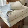 Juego de colcha de algodón 100% grado bebé Clase A, con un diseño de cuatro piezas de estética fresca y minimalista, sábanas acolchadas de algodón puro y un borde con diseño de conchas en la funda de edredón