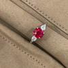 Anel de corindo vermelho incrustado estilo buchi italiano, anel francês vintage de luxo leve com fogos de artifício de diamante completo, anel feminino