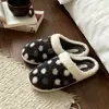 Corazón de niña, pantuflas retro esponjosas de lunares en bloques de color personalizados, cómodas pantuflas de suela suave para otoño e invierno para estudiantes, pantuflas cálidas de algodón para uso en dormitorio, estilo de mujer