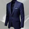 El comercio exterior siempre tiene en stock populares blazers casuales ajustados para hombre, trajes de negocios de color liso y chaquetas de un solo botón de moda para hombres jóvenes