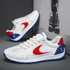 Sapatos Masculinos, Sapatos Esportivos de Malha Respirável e Confortáveis para o Verão, Sapatos Brancos Versáteis da Moda com Solado Macio e Solado Grosso, Sapatos Casuais de Malha Respirável