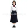 Conjunto de uniforme escolar de estilo universitario, que incluye una camisa blanca, una falda plisada y una corbata, adecuado tanto para estudiantes de secundaria como de preparatoria, y para usar en actuaciones corales a gran escala