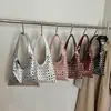 Bolso Cubo de Hombro Individual Texturizado Casual Simple de Gran Capacidad, Diseño Nuevo con Remaches Personalizado, Estilo Europeo y Americano, Tendencia 2026 para Mujer