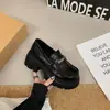 Mocassins de couro estilo jk, com sola grossa, perfeitos para mulheres baixinhas, fáceis de calçar, leves para primavera e outono, versáteis para o dia a dia, cor preta, novo estilo, que aumenta a altura