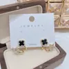Pendientes de moda para transmisión en vivo de TikTok, pendientes de flor de cuatro hojas, pendientes elegantes y versátiles, venta al por mayor en blanco y negro