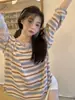 Camiseta de tricô listrada com proteção solar, gola V e mangas compridas, estilo coreano, para mulheres, novo modelo de primavera e outono, corte solto, modeladora, color-blocking, top com ombros normais