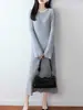 Vestido de Punto de Lana Pura con Cuello Redondo y Mangas Largas Acampanadas, Color Sólido, Canalé Ajustado, Vestido Midi