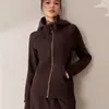 La nueva colección de otoño e invierno de Xichen: Chamarra atlética de yoga de ajuste ceñido, forrada de felpa, con cierre completo y capucha, con diseño que ciñe la cintura