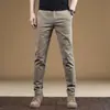 Pantalones Casuales Ajustados Hong Kong Primavera y Otoño 2026 para Hombre Rectos Ajustados Elásticos Versátiles Caqui Pantalones Largos para Hombre