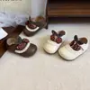 Zapatos de paseo para niños pequeños con decoración de colgante de felpa de cereza de dibujos animados, elegantes y lindos, zapatos pequeños de cuero para niñas, primavera y otoño 2026
