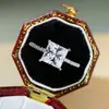Anillo Mosan clásico de cuatro garras para mujer, bolso cuadrado tipo princesa, Hao incrustado Moissanita color D 2 quilates 7 X7 outlet de fábrica