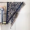Novo Lenço Triangular de Jacquard com Padrão Zebra Urbano para Outono e Inverno, Espesso, Quente, Xale Feminino, Imitação de Caxemira, Amigo da Pele, com Franjas