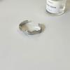 Pulsera estilo ins europeo y americano de alta gama versión ancha textura de onda de agua metal irregular simple para ir al trabajo anillo de brazo abierto