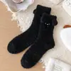 Meias femininas de desenho animado de cano médio, espessadas para outono e inverno, fofas de fleece de coral, quentes e aconchegantes, adequadas para usar em casa e dormir