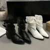 Sapatos no atacado novas botas curtas de salto grosso plissadas franzidas estilo maduro botas estilo Martin femininas outono e inverno 2026 bico fino fivela