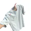 Conjunto de verano: Una camiseta imprescindible, elegante, con corte al hombro derecho en blanco y gris americano con mangas cortas bordadas, un diseño de cuello redondo y un conjunto a juego para parejas.