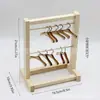 En Stock Colgador de Ropa de Madera de Pino Labubu Ropa Mini Secador de Piso Estante de Exhibición de Almacenamiento de Ropa para Muñecas BJD