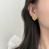 Pendientes de botón de corazón plateados minimalistas irregulares, dulces y elegantes, versátiles, con un diseño de nicho de lujo ligero y sofisticado