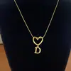 Collar de Acero de Titanio con Colgante de Corazón de Gama Alta y 26 Letras Inglesas para Mujer, Cadena para Clavícula con Apellido, Nicho de Lujo Ligero, Celebridad de Internet para Mejor Amiga