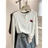 Elegante camiseta blanca de manga larga con cuello medio abierto para mujer, estilo coreano, moderna y elegante, nueva colección otoño 2026