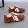 2026 Estilo Quente Retro Casual Esportivo Tênis de Skate Confortável Tênis Cortez Estilo Coreano Super Bonito Fundo Plano Tênis de Treino Alemão HY001