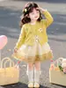 Conjunto de Dos Piezas de Vestido Suéter de Dibujos Animados para Niñas 2026 Otoño Nuevo Estilo Coreano Estilo Pequeño Chanel Conjunto de Falda Pastel Ropa Infantil