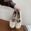 Zapatos planos bajos de una tira con punta redonda estilo francés Chuyuji para mujer, nuevo modelo de primavera en color blanco roto
