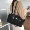 Bolsa Grande de Textura Retrô Feminina 2026 Outono Nova Cor Blocada para o Trabalho Ombro Único Mão com Pingente Bolsa Tote